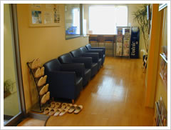 待合室は、みなさんの痛みや精神的な不安を和らげて、心休まる暖かい空間でありたいと考えております